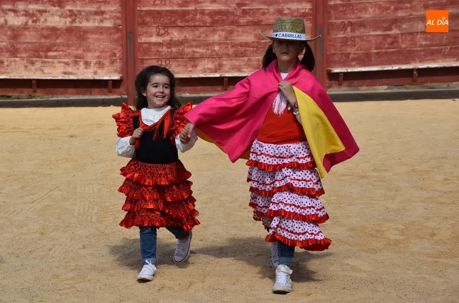 Foto 10 - Colorido concurso de disfraces en Cabrillas en el que se declar&oacute; a todos como ganadores