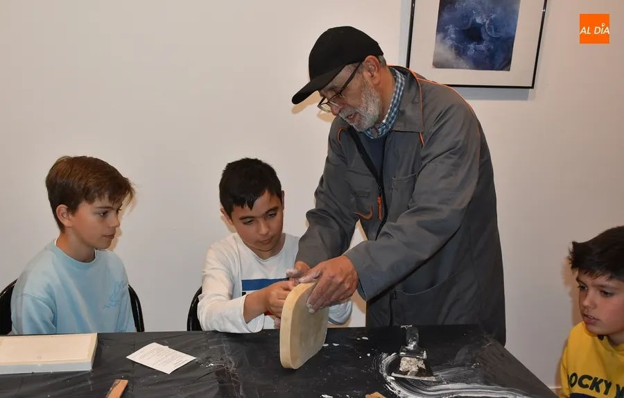 Foto 7 - Alumnos de San Francisco y el IES Tierra crean piezas de escayola de la mano de la Escuela de Adultos