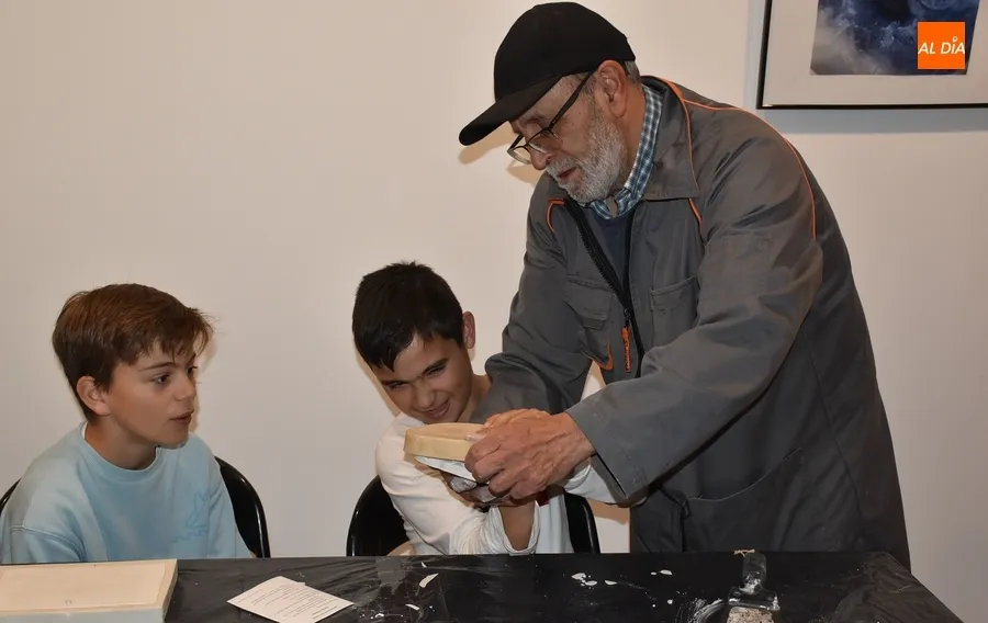 Foto 8 - Alumnos de San Francisco y el IES Tierra crean piezas de escayola de la mano de la Escuela de Adultos