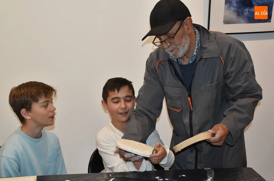 Foto 9 - Alumnos de San Francisco y el IES Tierra crean piezas de escayola de la mano de la Escuela de Adultos