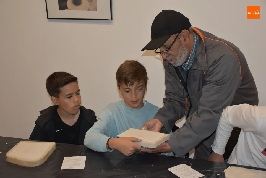 Foto 10 - Alumnos de San Francisco y el IES Tierra crean piezas de escayola de la mano de la Escuela de Adultos