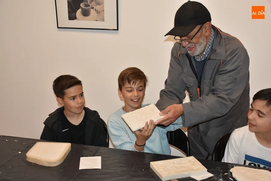 Foto 11 - Alumnos de San Francisco y el IES Tierra crean piezas de escayola de la mano de la Escuela de Adultos