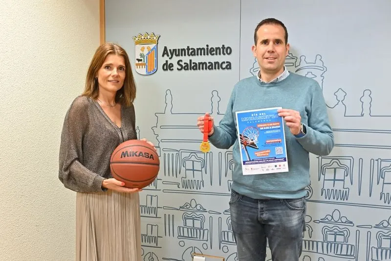 Almudena Parres, concejal de Deportes del Ayuntamiento de Salamanca, junto a Fernando Vázquez, delegado provincial de baloncesto