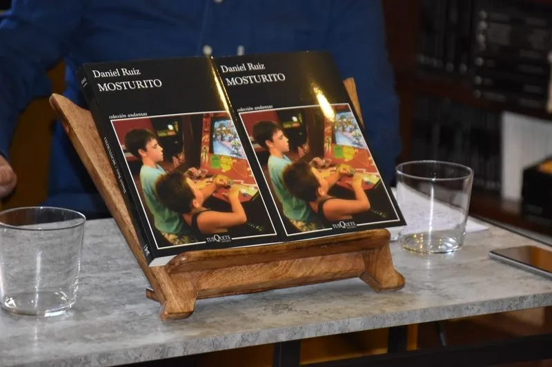 Foto 2 - El escritor Daniel Ruiz presenta en la Librer&iacute;a Letras Corsarias su excepcional 'Mosturito', una novela que retrata los a&ntilde;os ochenta