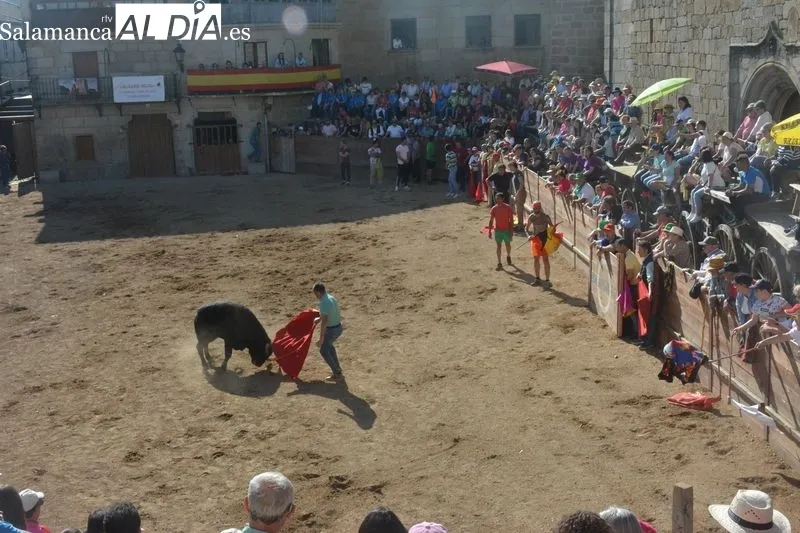 El coso taurino se llenó de público durante la clase práctica de toreo y la capea