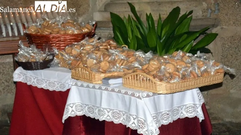 Los asistentes a la celebración religiosa recogieron una rosa, un panecillo y una estampa de la Santa