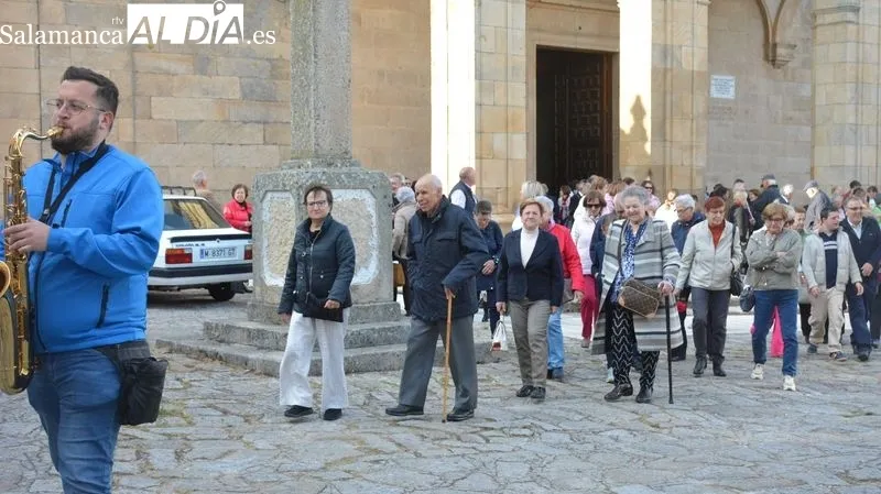 Los asistentes a la celebración religiosa recogieron una rosa, un panecillo y una estampa de la Santa