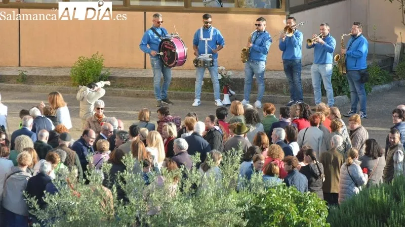Los asistentes a la celebración religiosa recogieron una rosa, un panecillo y una estampa de la Santa