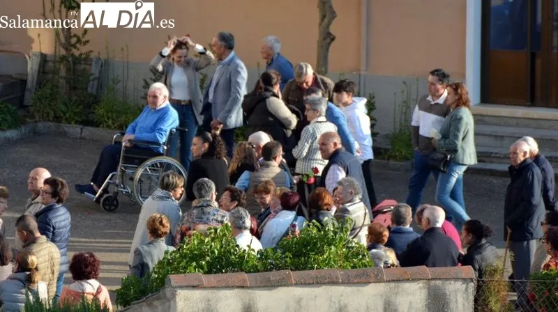 Los asistentes a la celebración religiosa recogieron una rosa, un panecillo y una estampa de la Santa
