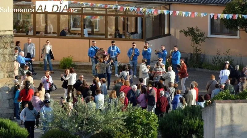 Los asistentes a la celebración religiosa recogieron una rosa, un panecillo y una estampa de la Santa