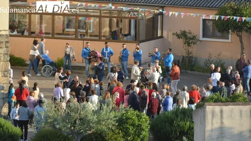 Los asistentes a la celebración religiosa recogieron una rosa, un panecillo y una estampa de la Santa