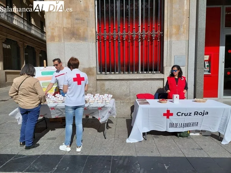 Voluntarios de Cruz Roja en la plaza del Liceo