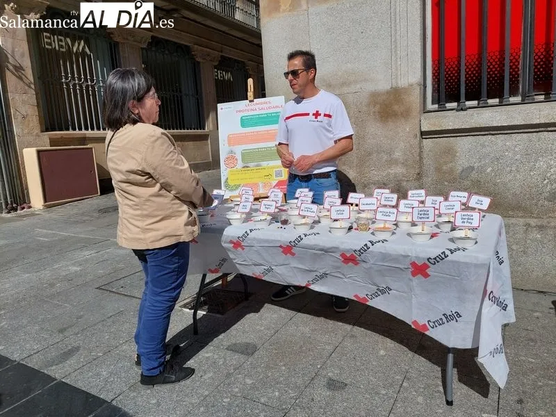 Voluntarios de Cruz Roja en la plaza del Liceo