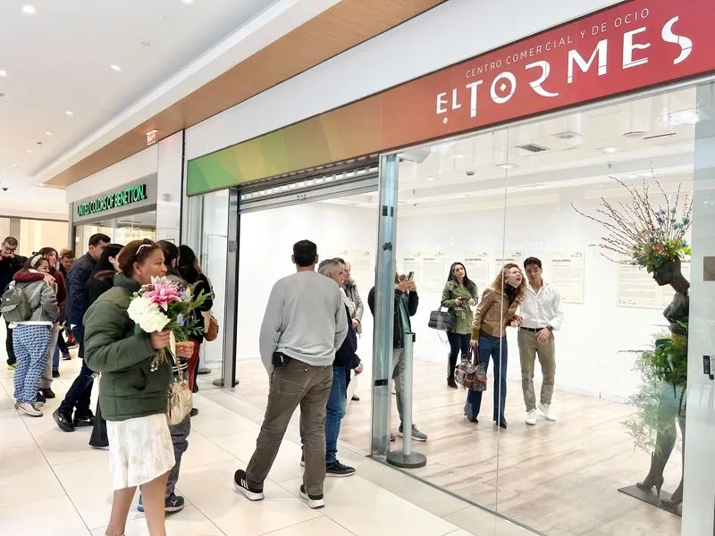 Actividades en el Centro Comercial El Tormes por el Orgullo Loco.