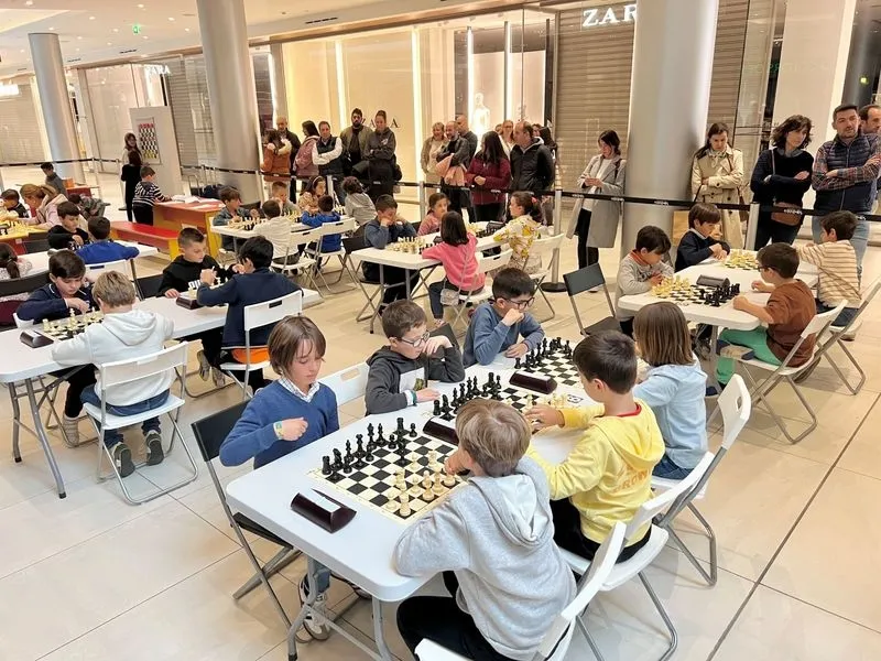 1er Festival de Ajedrez en el CC El Tormes, el séptimo torneo puntuable del circuito salmantino «Charrajedrez» con un gran éxito y récord de participación