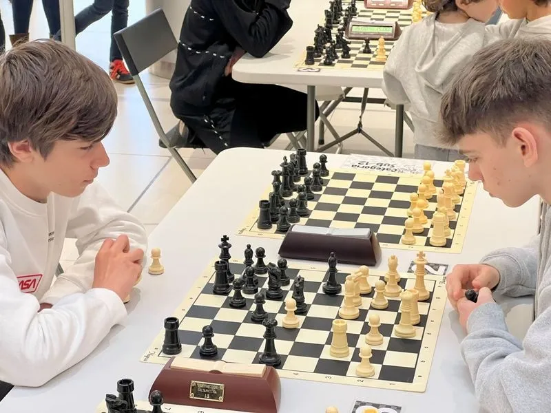 1er Festival de Ajedrez en el CC El Tormes, el séptimo torneo puntuable del circuito salmantino «Charrajedrez» con un gran éxito y récord de participación