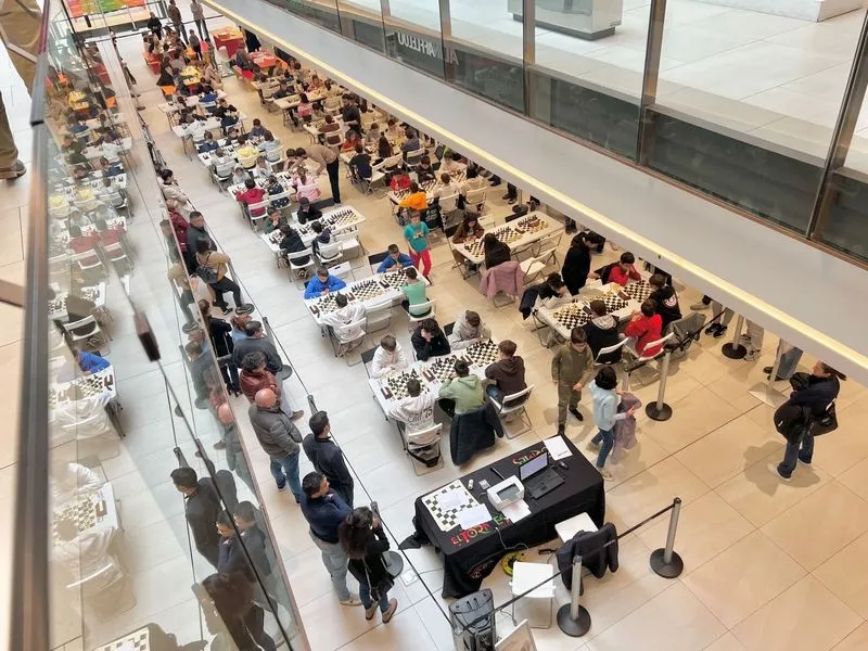 1er Festival de Ajedrez en el CC El Tormes, el séptimo torneo puntuable del circuito salmantino «Charrajedrez» con un gran éxito y récord de participación