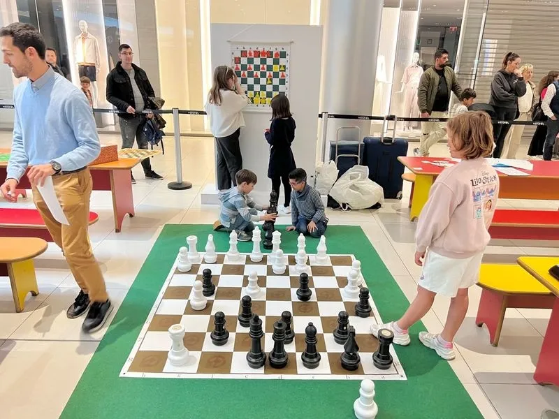 1er Festival de Ajedrez en el CC El Tormes, el séptimo torneo puntuable del circuito salmantino «Charrajedrez» con un gran éxito y récord de participación
