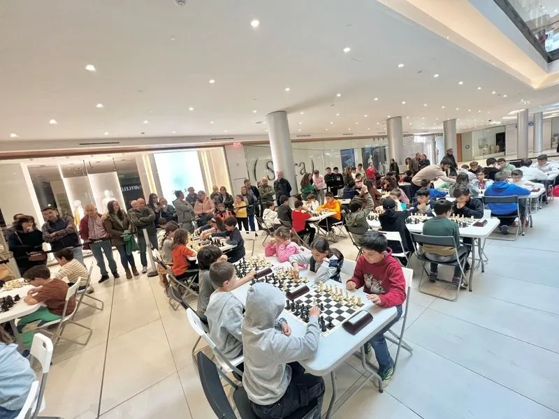 1er Festival de Ajedrez en el CC El Tormes, el séptimo torneo puntuable del circuito salmantino «Charrajedrez» con un gran éxito y récord de participación