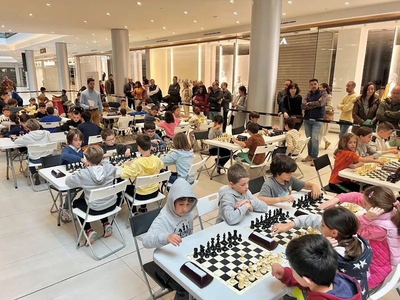 1er Festival de Ajedrez en el CC El Tormes, el séptimo torneo puntuable del circuito salmantino «Charrajedrez» con un gran éxito y récord de participación