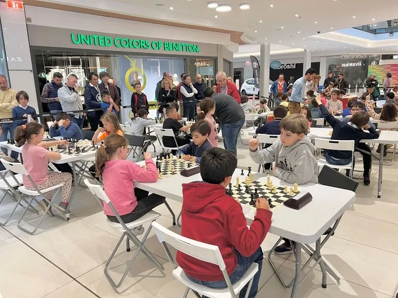 1er Festival de Ajedrez en el CC El Tormes, el séptimo torneo puntuable del circuito salmantino «Charrajedrez» con un gran éxito y récord de participación