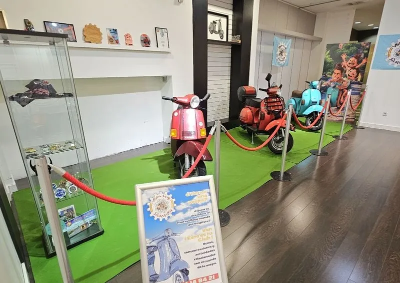 Exposición de Vespas en el centro comercial El Tormes