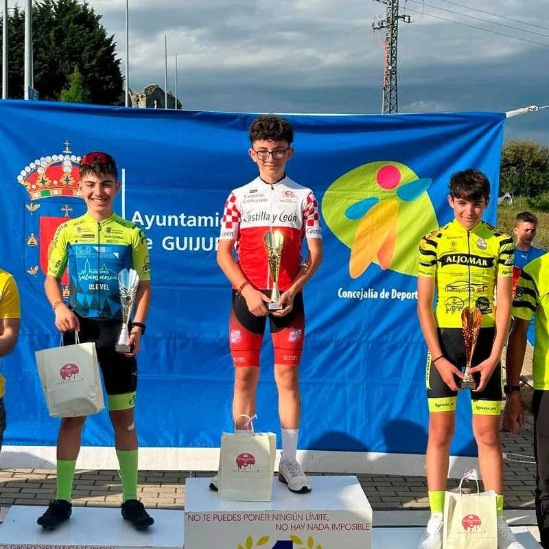 Corredores de la Escuela de Ciclismo Salamantina
