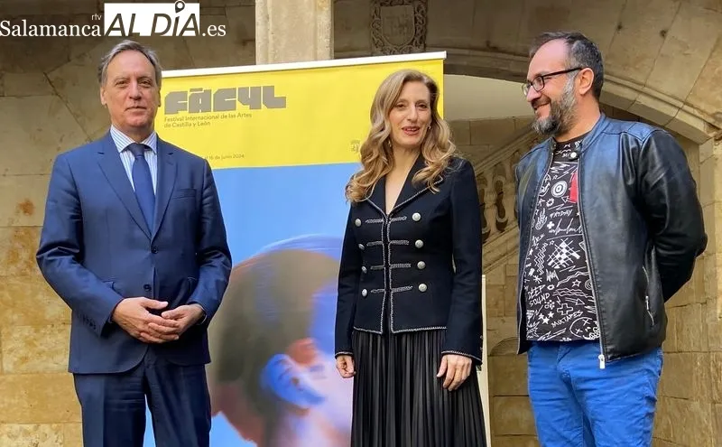Presentación del Fácyl en el patio de la Casa de las Conchas con el alcalde de Salamanca, Carlos García Carbayo, y la viceconsejera de Acción Cultural, Mar Sancho. Foto: Vanesa Martins