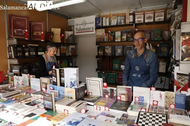 Ambiente este domingo en la Feria Municipal del Libro de Salamanca. Fotos: David Sañudo