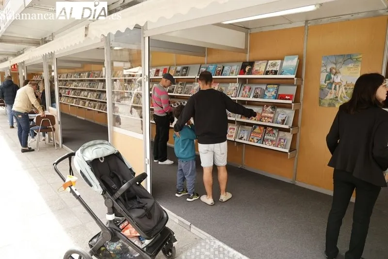 Ambiente este domingo en la Feria Municipal del Libro de Salamanca. Fotos: David Sañudo