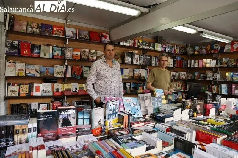 Ambiente este domingo en la Feria Municipal del Libro de Salamanca. Fotos: David Sañudo