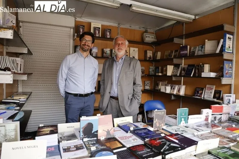 Ambiente este domingo en la Feria Municipal del Libro de Salamanca. Fotos: David Sañudo
