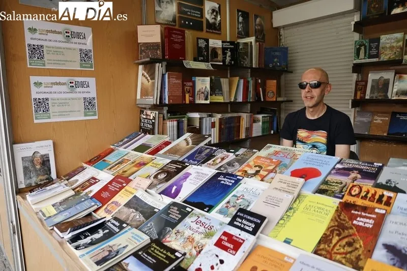 Ambiente este domingo en la Feria Municipal del Libro de Salamanca. Fotos: David Sañudo