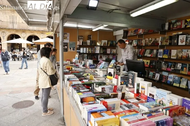 Ambiente este domingo en la Feria Municipal del Libro de Salamanca. Fotos: David Sañudo