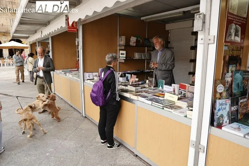 Ambiente este domingo en la Feria Municipal del Libro de Salamanca. Fotos: David Sañudo