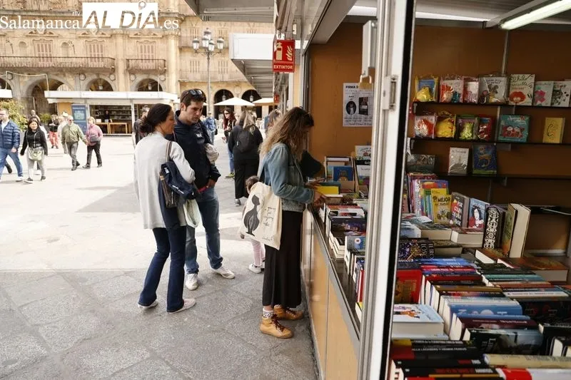 Ambiente este domingo en la Feria Municipal del Libro de Salamanca. Fotos: David Sañudo
