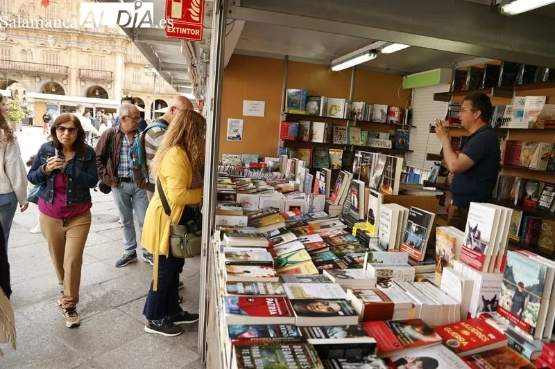 Ambiente este domingo en la Feria Municipal del Libro de Salamanca. Fotos: David Sañudo