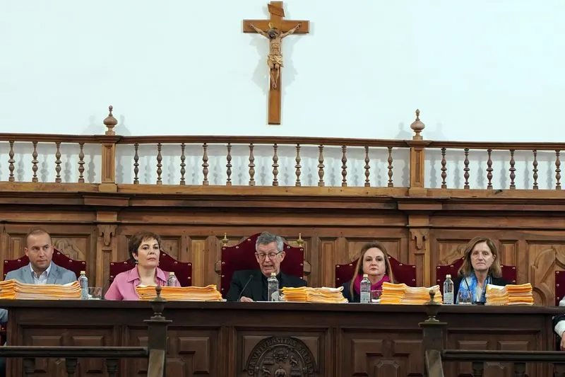 Ceremonia de Fin de Curso 2023-2024 del Programa Interuniversitario de la Experiencia de Castilla y León-UPSA en el Aula Magna