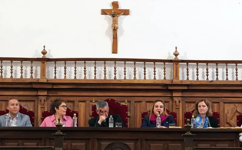 Ceremonia de Fin de Curso 2023-2024 del Programa Interuniversitario de la Experiencia de Castilla y León-UPSA en el Aula Magna