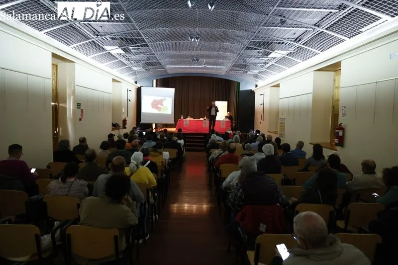La Iglesia Vieja de Pizarrales ha acogido el homenaje a tres salmantinos deportados a campos de concentración nazis. Fotos: David Sañudo