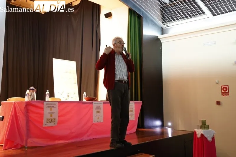La Iglesia Vieja de Pizarrales ha acogido el homenaje a tres salmantinos deportados a campos de concentración nazis. Fotos: David Sañudo
