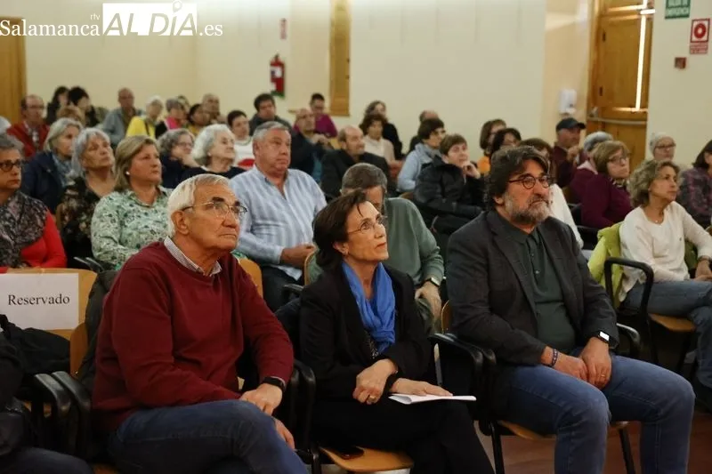La Iglesia Vieja de Pizarrales ha acogido el homenaje a tres salmantinos deportados a campos de concentración nazis. Fotos: David Sañudo