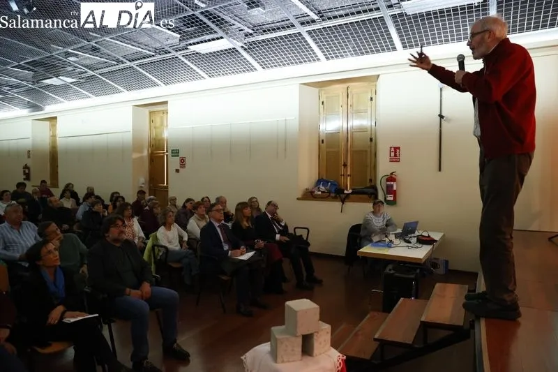 La Iglesia Vieja de Pizarrales ha acogido el homenaje a tres salmantinos deportados a campos de concentración nazis. Fotos: David Sañudo