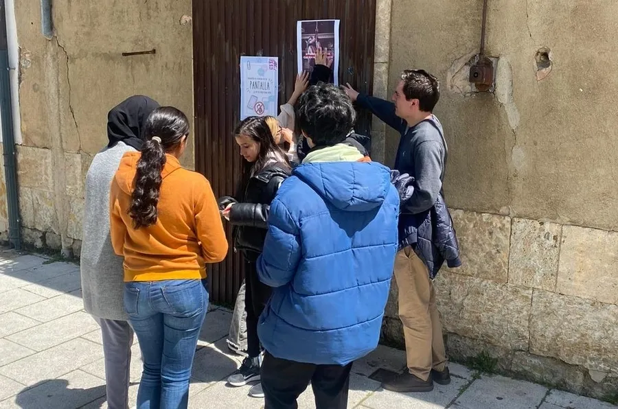 Foto 4 - Alumnos del Fray Diego pegan por las calles carteles sobre h&aacute;bitos saludables