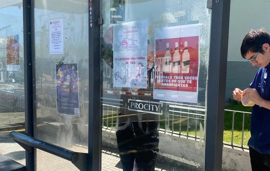 Foto 2 - Alumnos del Fray Diego pegan por las calles carteles sobre h&aacute;bitos saludables