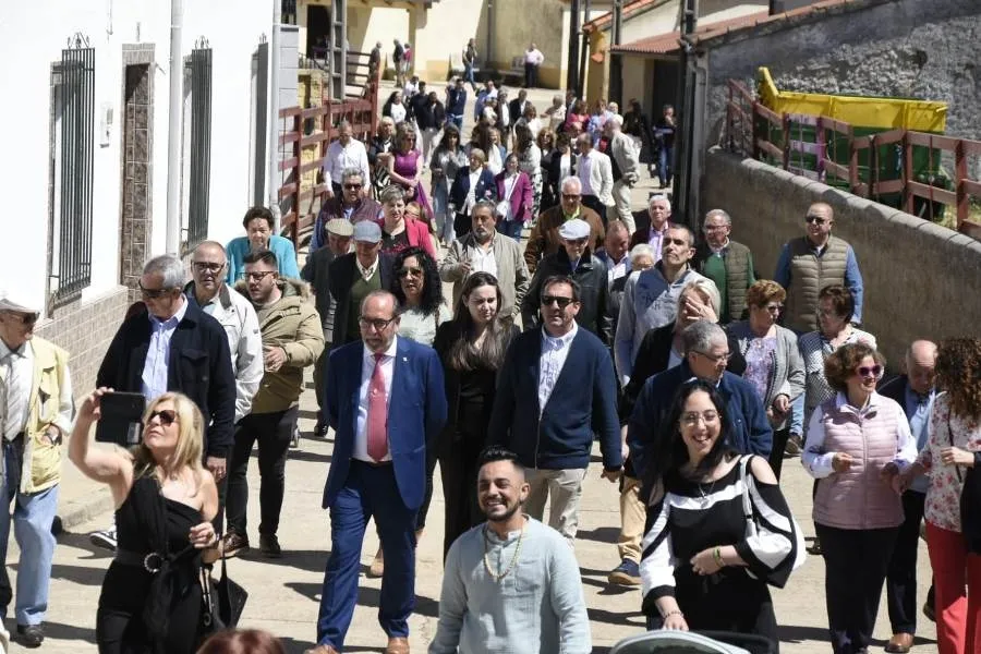 Foto 10 - Bocacara arranca sus fiestas patronales procesionando a San Miguel Arc&aacute;ngel