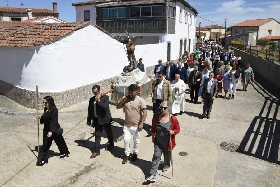 Foto 9 - Bocacara arranca sus fiestas patronales procesionando a San Miguel Arc&aacute;ngel