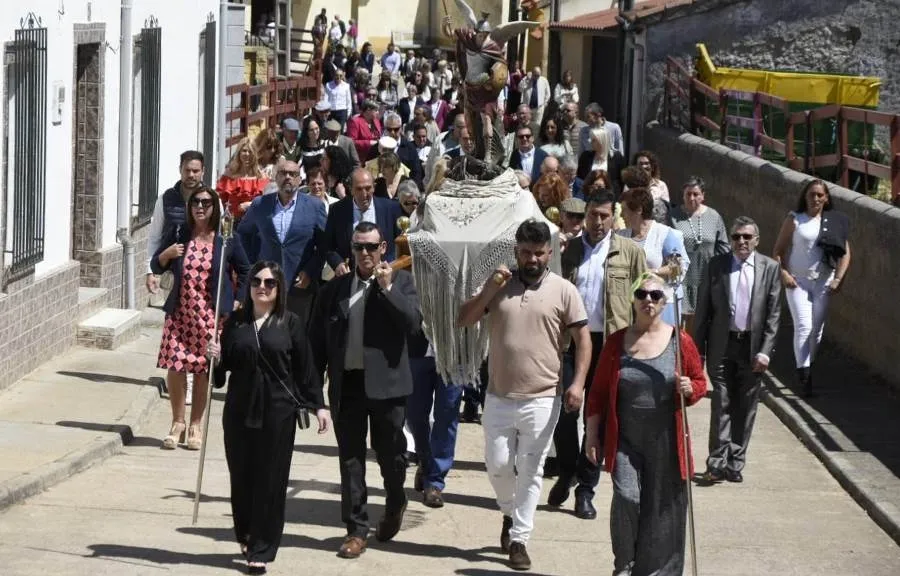 Foto 8 - Bocacara arranca sus fiestas patronales procesionando a San Miguel Arc&aacute;ngel