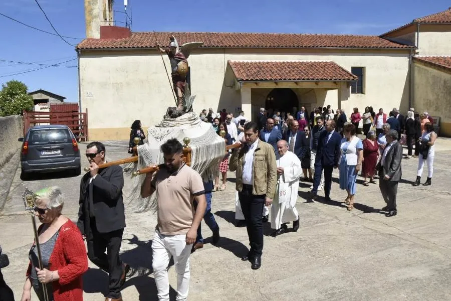 Foto 5 - Bocacara arranca sus fiestas patronales procesionando a San Miguel Arc&aacute;ngel