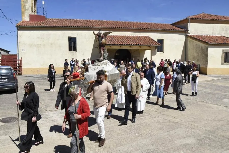 Foto 4 - Bocacara arranca sus fiestas patronales procesionando a San Miguel Arc&aacute;ngel